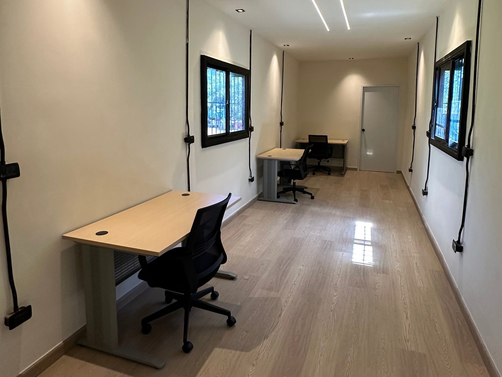 Espacio de trabajo dentro de la oficina móvil Kubus de 45 pies