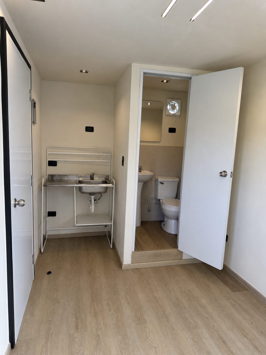 Kitchenette y baño dentro de la oficina móvil Kubus de 20 pies