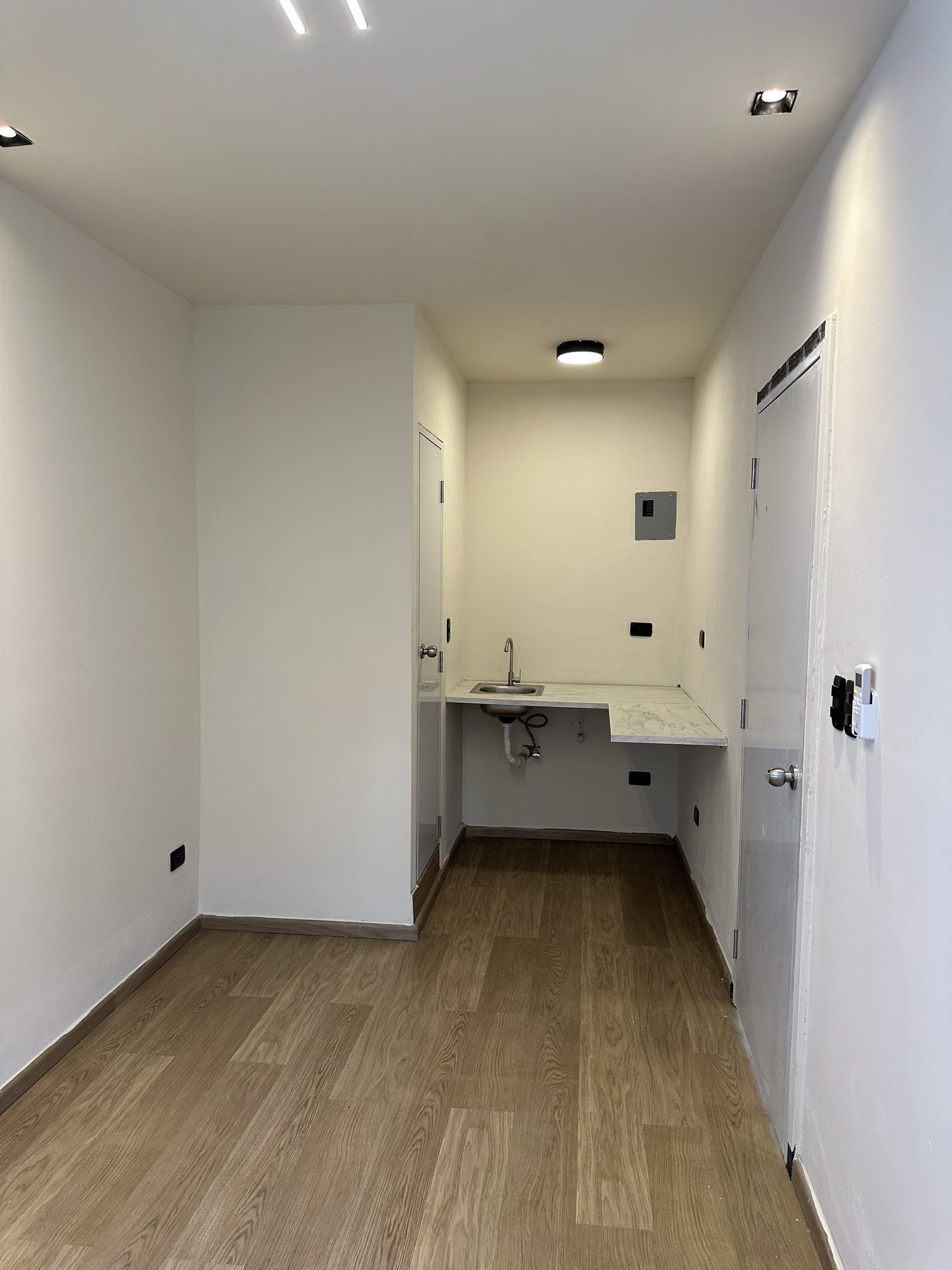 Kitchenette y baño dentro de la oficina móvil Kubus de 40 pies